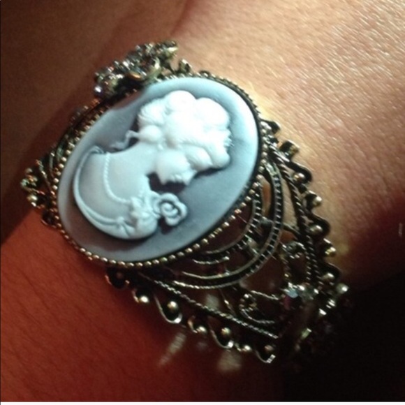 Cameo Bracelet - Picture 5 of 6